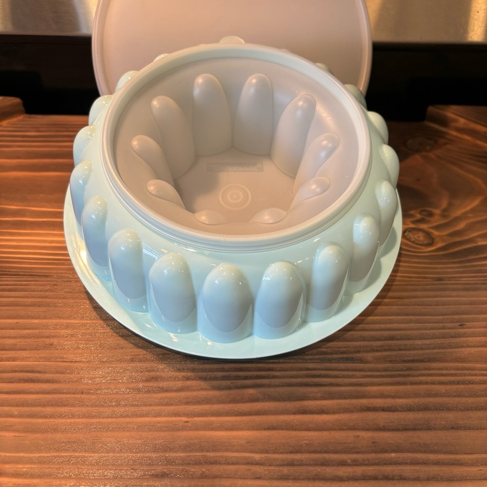 Vintage Tupperware Jell-O Mold 9inch diameter Mint Green EUC - Picture 3 of 6